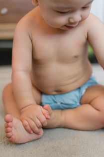 几个月宝宝肠绞痛飞机抱正确姿势图解？